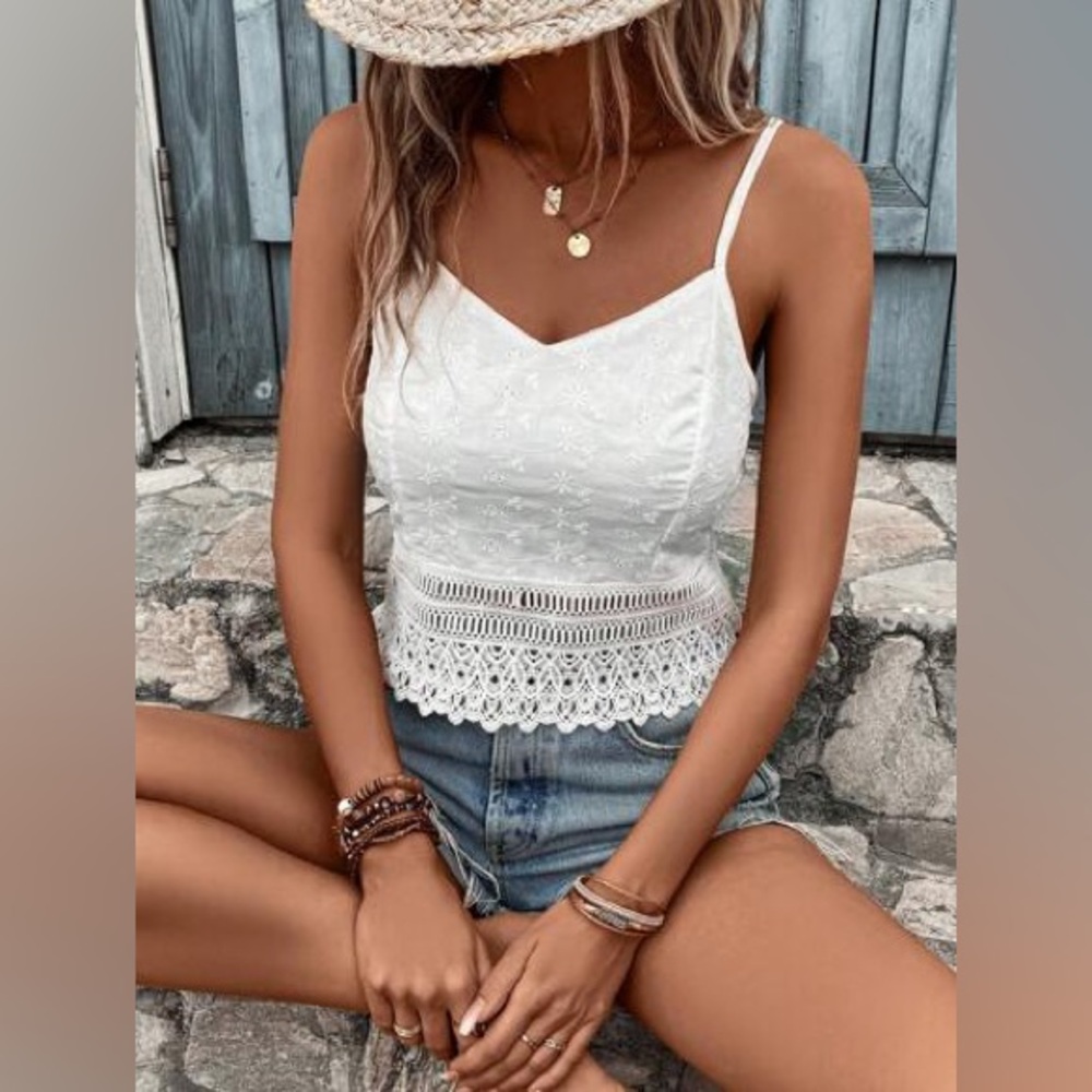 White Cropped Fitted Camisole with Sweetheart Neckline